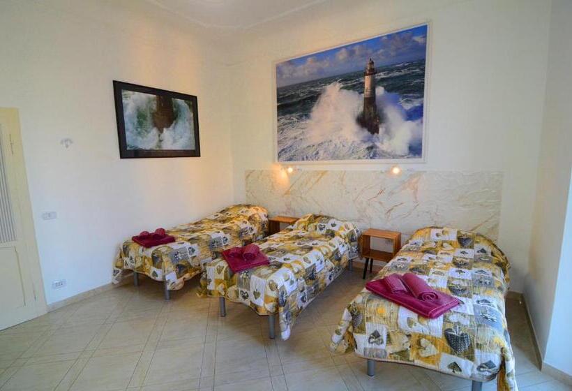 اتاق استاندارد سه نفره, La Marina
