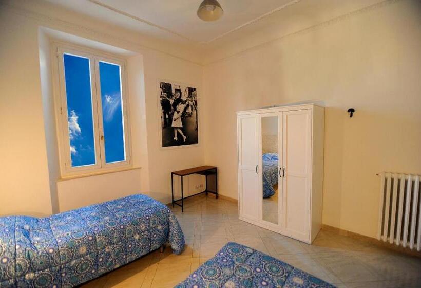 اتاق سه‌نفرۀ استاندارد با سرویس بهداشتی بیرون از اتاق, La Marina