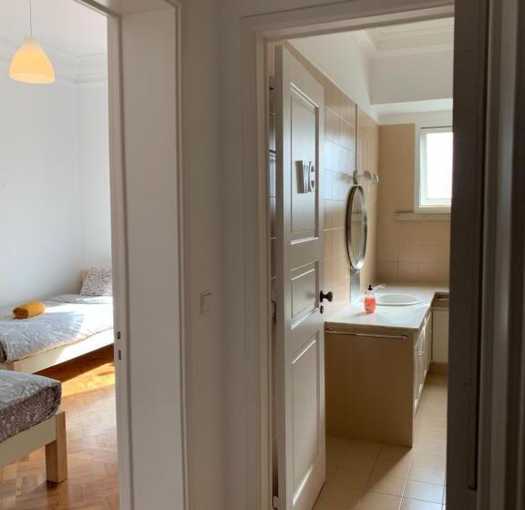 اتاق استاندارد چهارنفره با چشم‌انداز باغ, Rose View Guest House