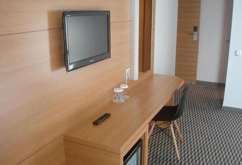 Полулюкс, Aegli Hotel Volos