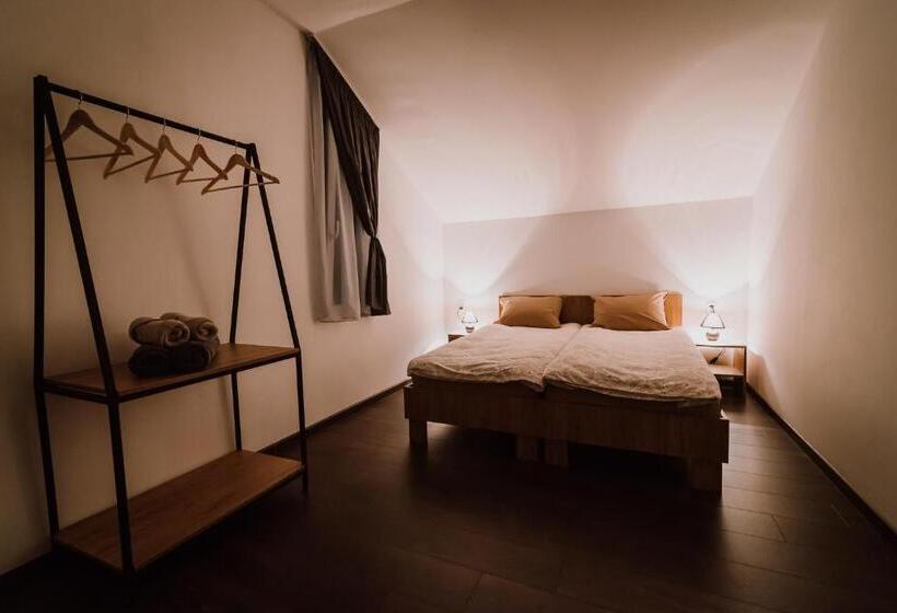 اتاق استاندارد با چشم‌انداز باغ, Sunset Inn