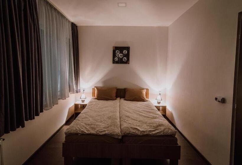 اتاق لوکس, Sunset Inn