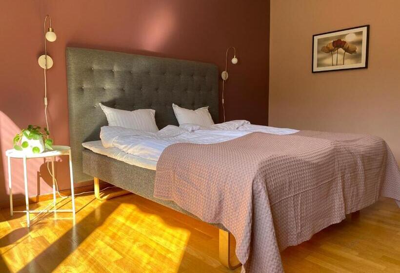 חדר משפחתי, På Hörnet Hotell