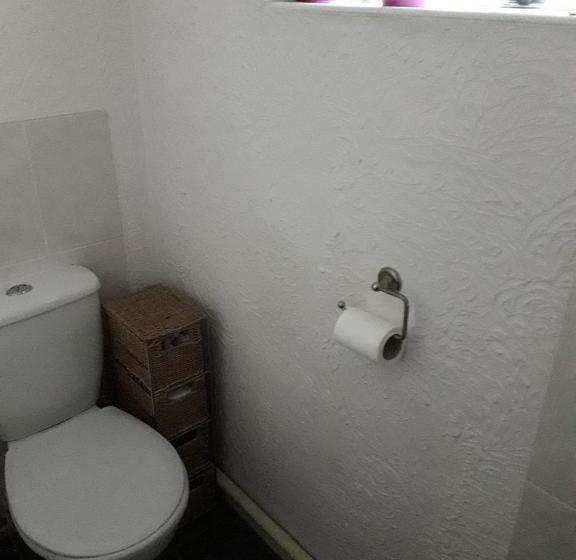 חדר יחיד נוף לגינה, 2 Single Beds For 2 Guest, Large Room, Sofa, Netflix, Garden View, Patio & Seating