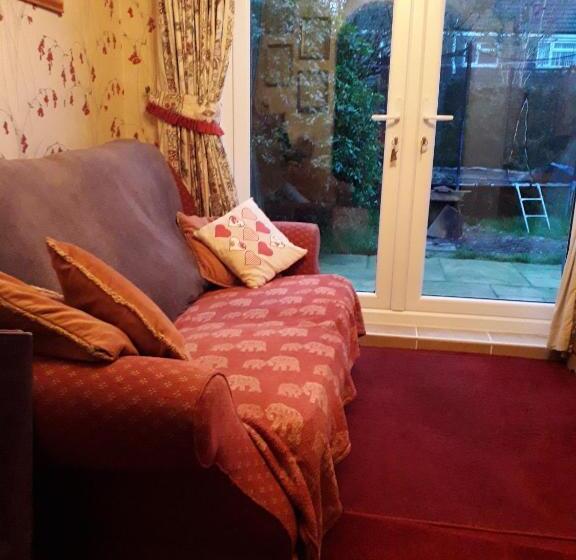 חדר יחיד נוף לגינה, 2 Single Beds For 2 Guest, Large Room, Sofa, Netflix, Garden View, Patio & Seating