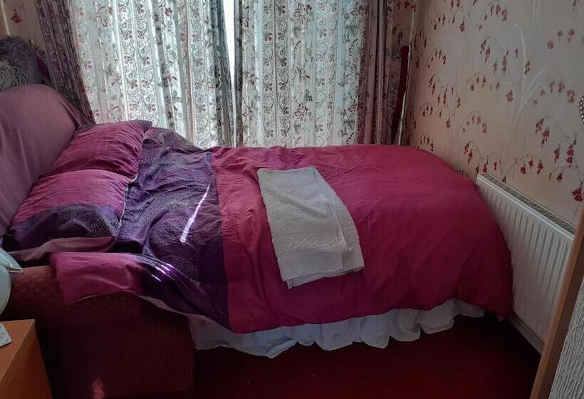 חדר יחיד נוף לגינה, 2 Single Beds For 2 Guest, Large Room, Sofa, Netflix, Garden View, Patio & Seating