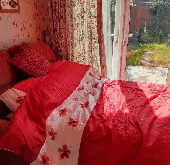 חדר יחיד נוף לגינה, 2 Single Beds For 2 Guest, Large Room, Sofa, Netflix, Garden View, Patio & Seating
