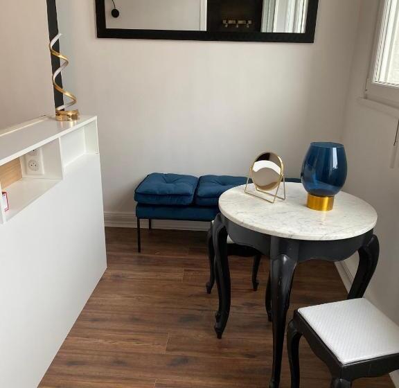 Номер Стандарт, A La Villa Perroy Les Chambres Sont Spacieuses Et Les Petit Déjeuners Offerts