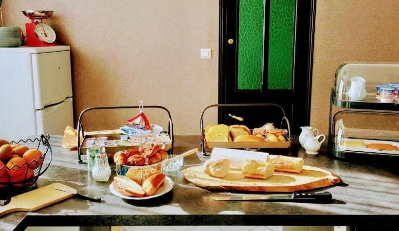 Номер Deluxe с Балконом, A La Villa Perroy Les Chambres Sont Spacieuses Et Les Petit Déjeuners Offerts