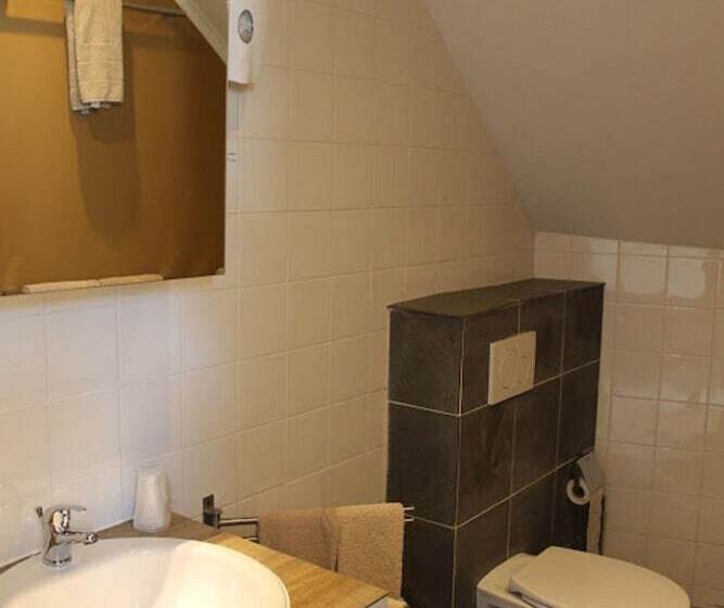 Четырехместный Номер Стандарт, Canalview Hotel Ter Reien