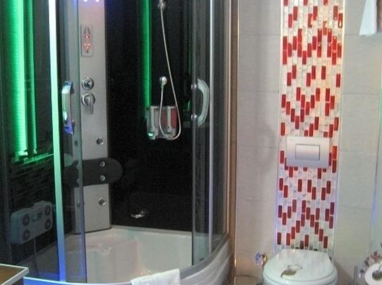 غرفة ديلوكس ثلاثية, Anil