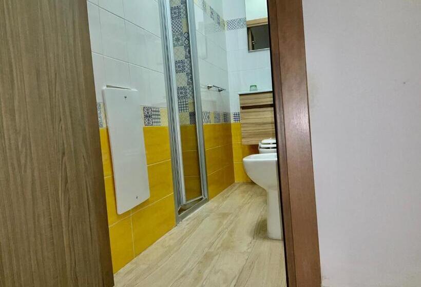 اتاق لوکس, A Room De  Scugnizzi