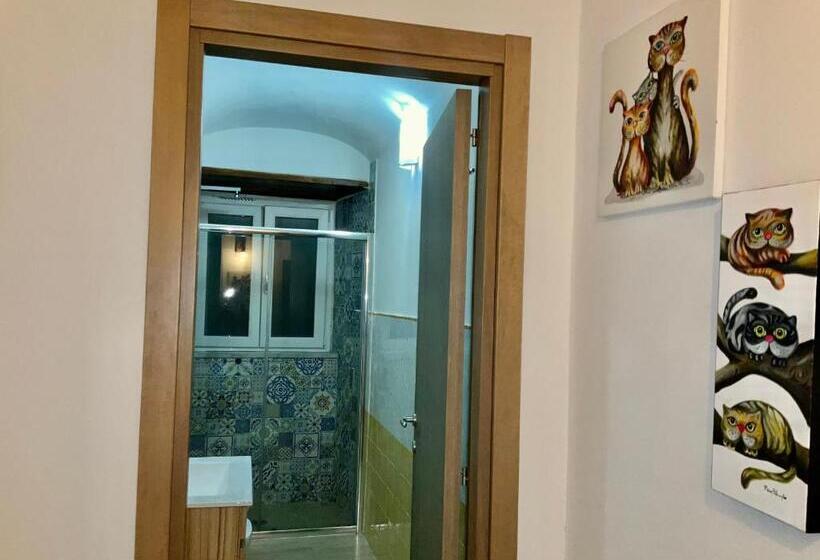 اتاق سوپریور خانوادگی, A Room De  Scugnizzi