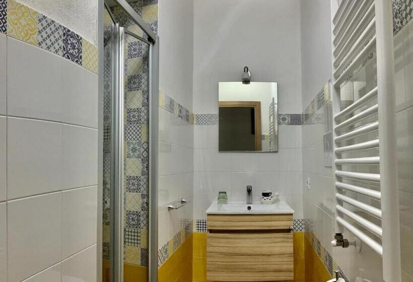 اتاق لوکس, A Room De  Scugnizzi