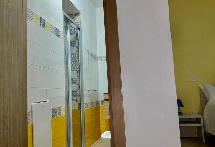 اتاق لوکس, A Room De  Scugnizzi