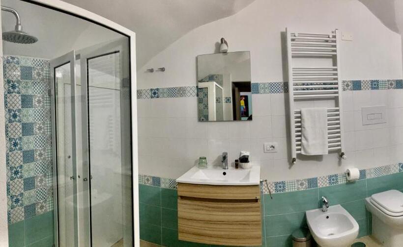 اتاق اجرایی سه نفره, A Room De  Scugnizzi