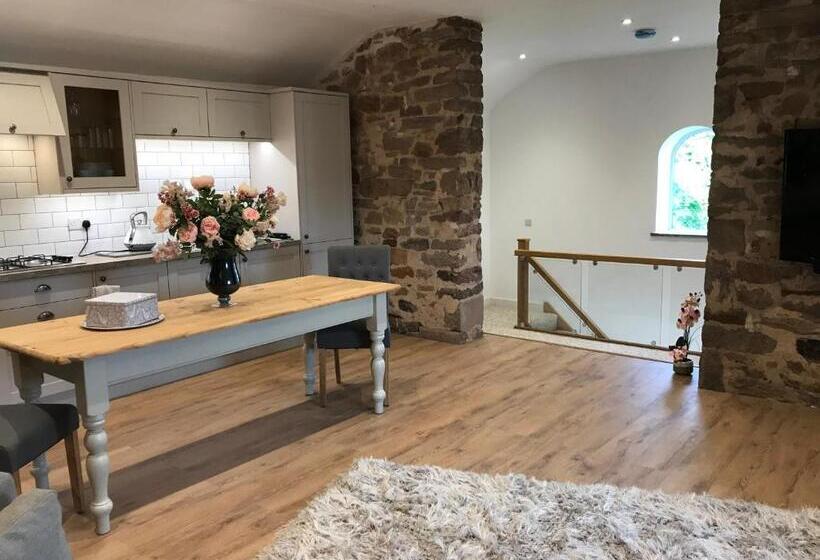 Дом 2 Спальни, The Hayloft Cheshire