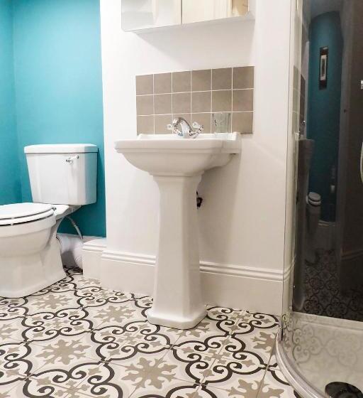 اتاق لوکس با تخت بزرگ, Rosalind House