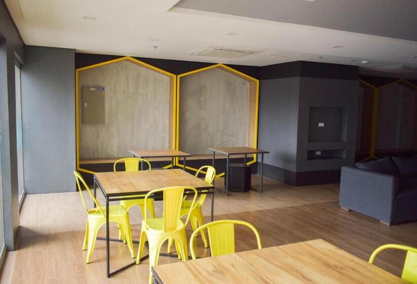 דירת שני חדרים, Manhattan Plaza Tower 1