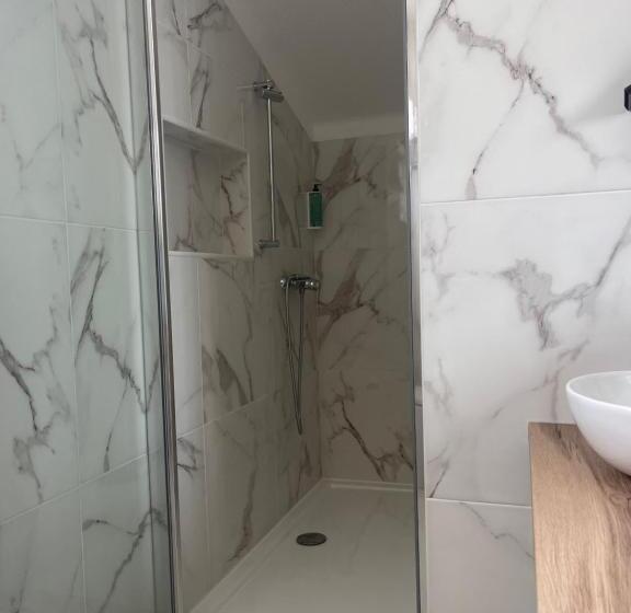 Quarto Familiar, Nova Delpa Al