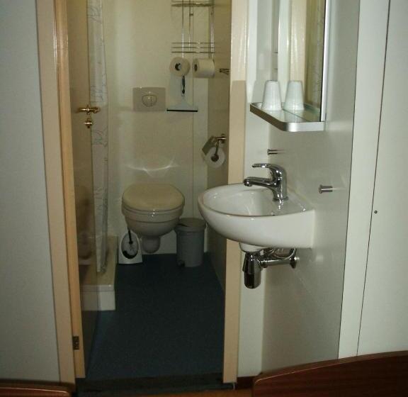 Quarto Estandar Individual, Felicitas