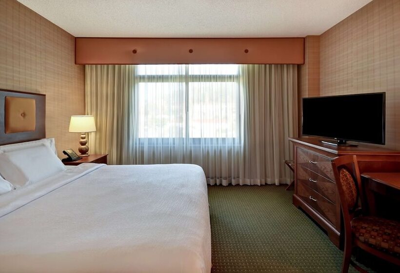 Номер Премиум, Embassy Suites By Hilton At Hot Springs Convention Center