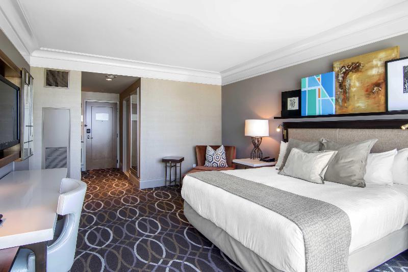 חדר דחוקס עם מיטת קינג, Omni Dallas