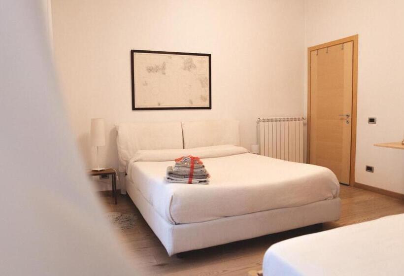 اتاق استاندارد سه تخته با بالکن, Accogliente Casa Livorno