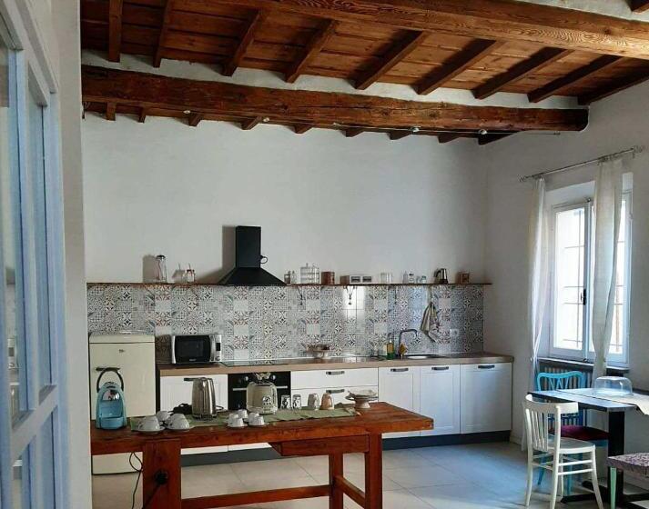 اتاق سه‌نفرۀ استاندارد با سرویس بهداشتی بیرون از اتاق, La Casetta Ferrara B&b