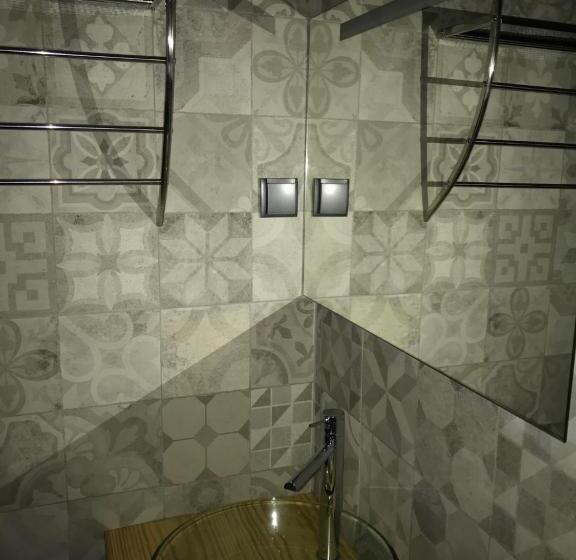اتاق استاندارد, Wood Steel & Glass