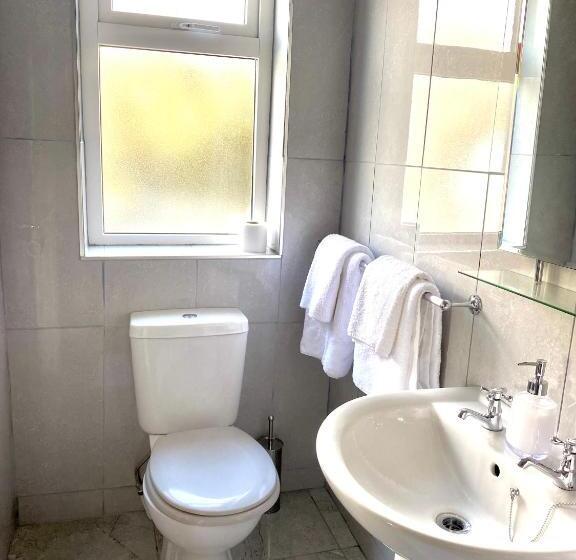 패밀리 룸, Seven Oaks B&b