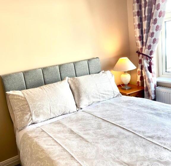 패밀리 룸, Seven Oaks B&b
