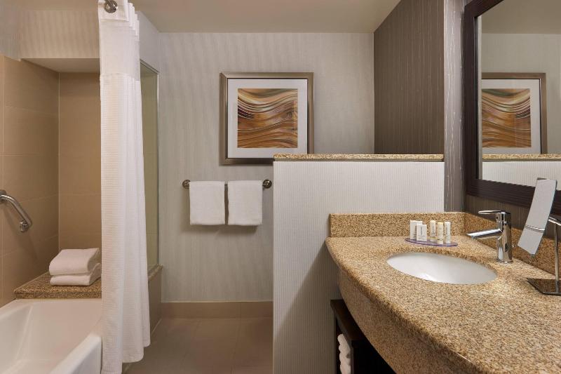 Стандартный Номер Кровать Кинг, Courtyard By Marriott Kingston Highway 401