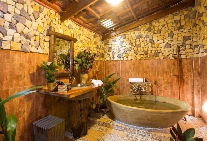 بانگلوی لوکس, Chez Carole Beach Resort & Spa