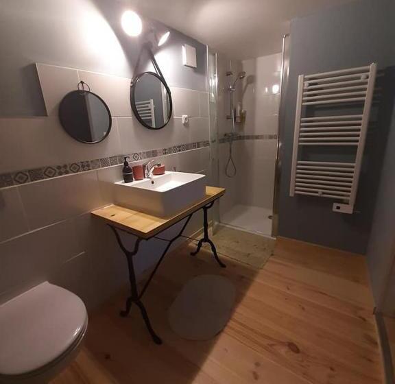 Четырехместный Номер Стандарт Вид на Сад, La Grange De La Batone   Bed And Breakfast