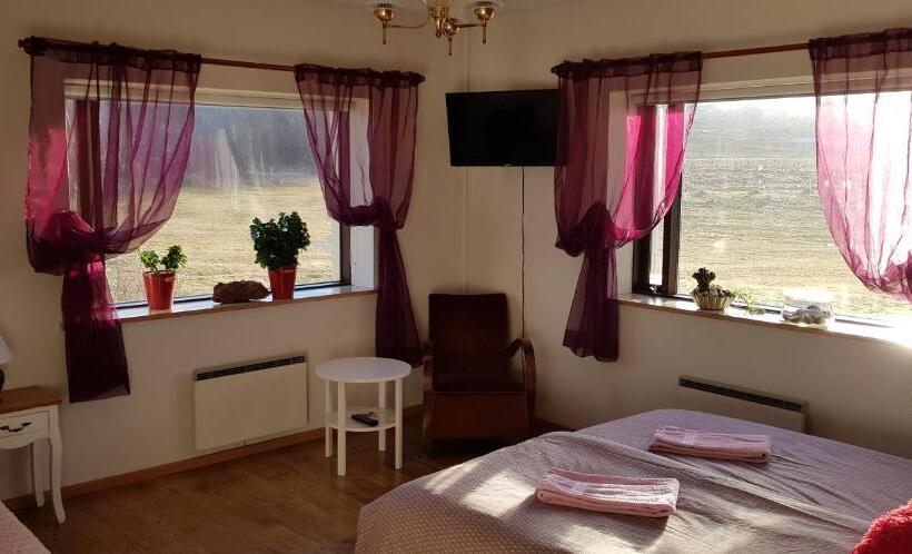 اتاق ساده سه‌ نفره, Mjóanes Accommodation