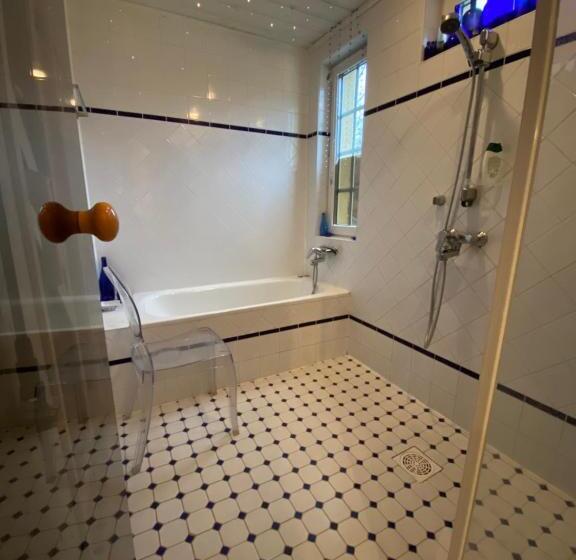 חדר אקונומי לשלושה, Room In Villa Emilia