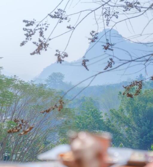 کلبه ییلاقی, Baanrai Khunya บ้านไร่คุณย่า