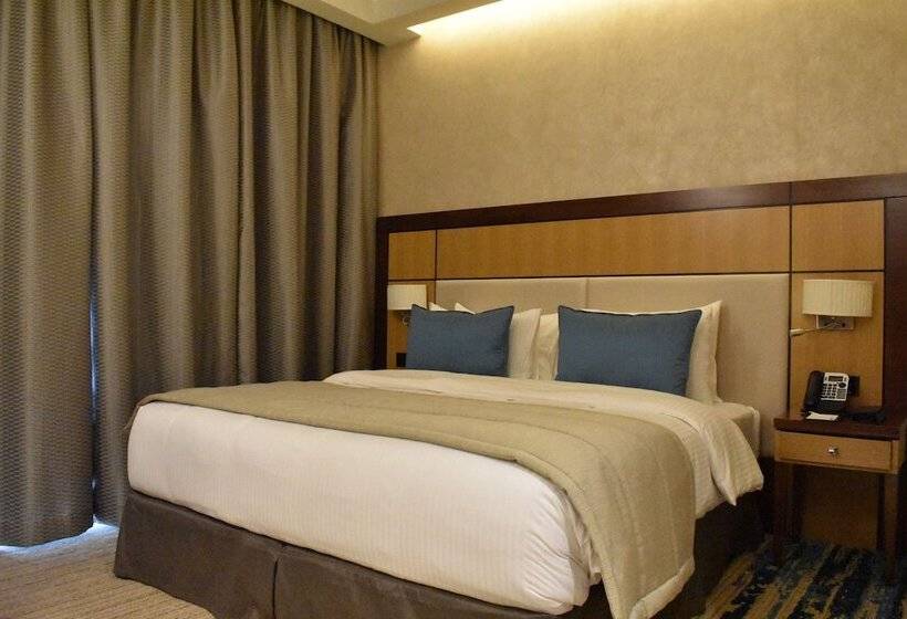 Номер Deluxe, Golden Tulip Media