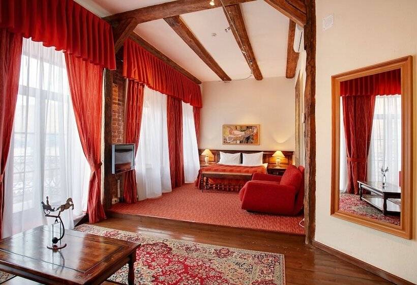 デラックスルーム, Alexander House
