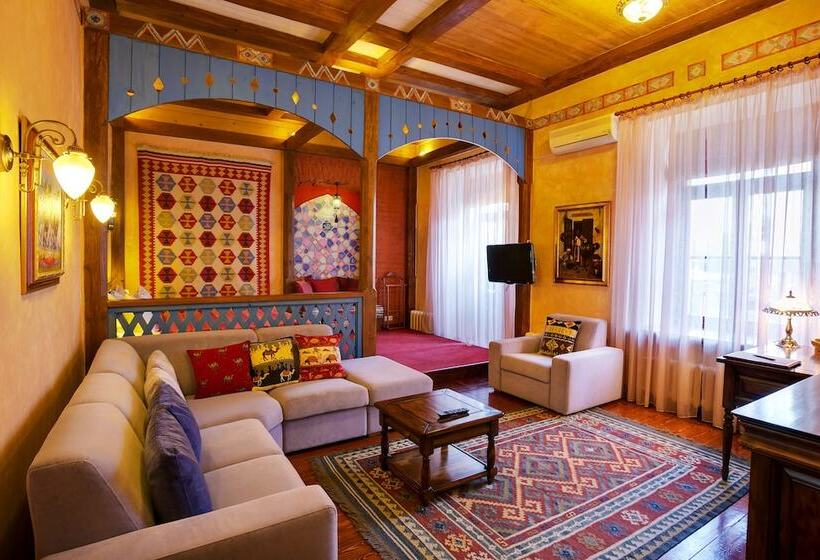 デラックスルーム, Alexander House