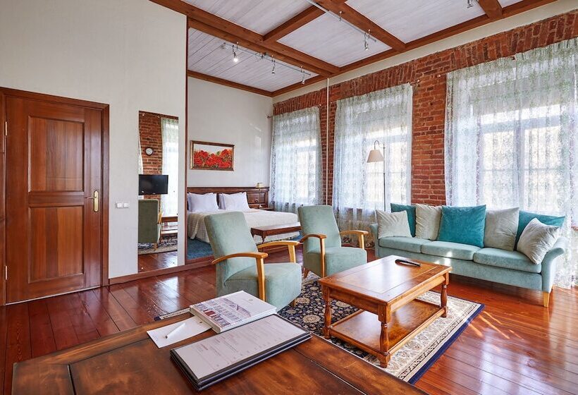 デラックスルーム, Alexander House