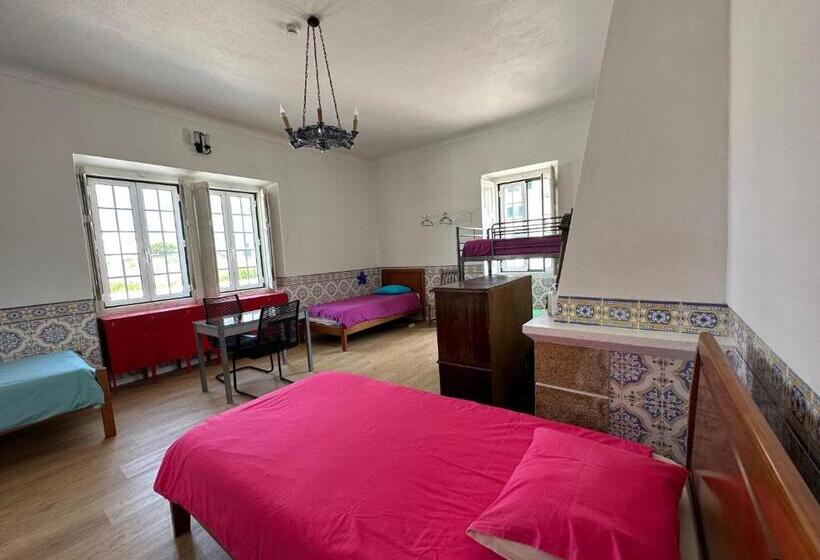 Cama em Quarto Compartilhado, Casa Branca