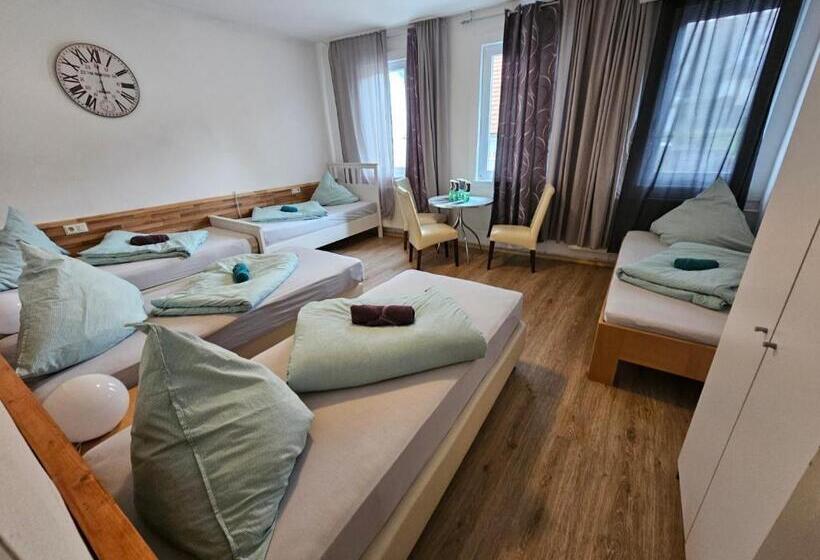 패밀리 룸 공용 욕실, & Hostel Albstadt