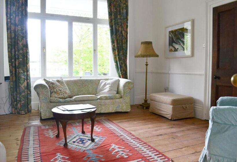 Номер Deluxe с Балконом, 8a Spring Gardens