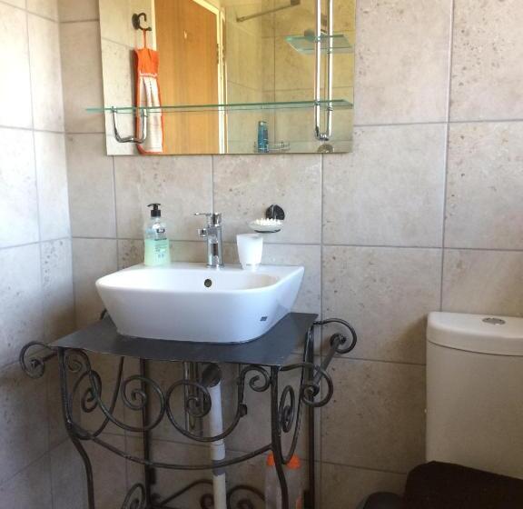 اتاق استاندارد یک نفره, At The View B&b