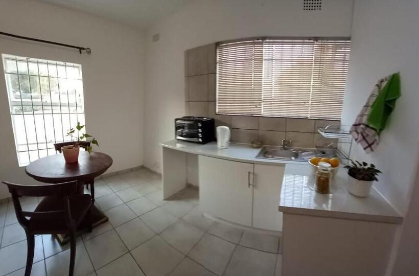 استودیوی استاندارد, At The View B&b
