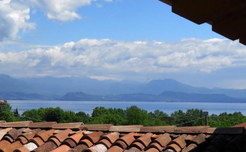 Номер Стандарт Вид на Озеро, Art Gallery B&b