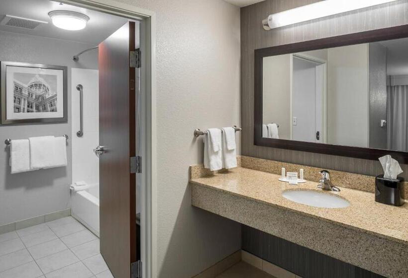מיטת קינג בסוויטה, Courtyard By Marriott Austin Parmer Tech Ridge