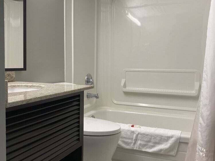 Люкс, Travelodge By Wyndham Miramichi New Brunswick